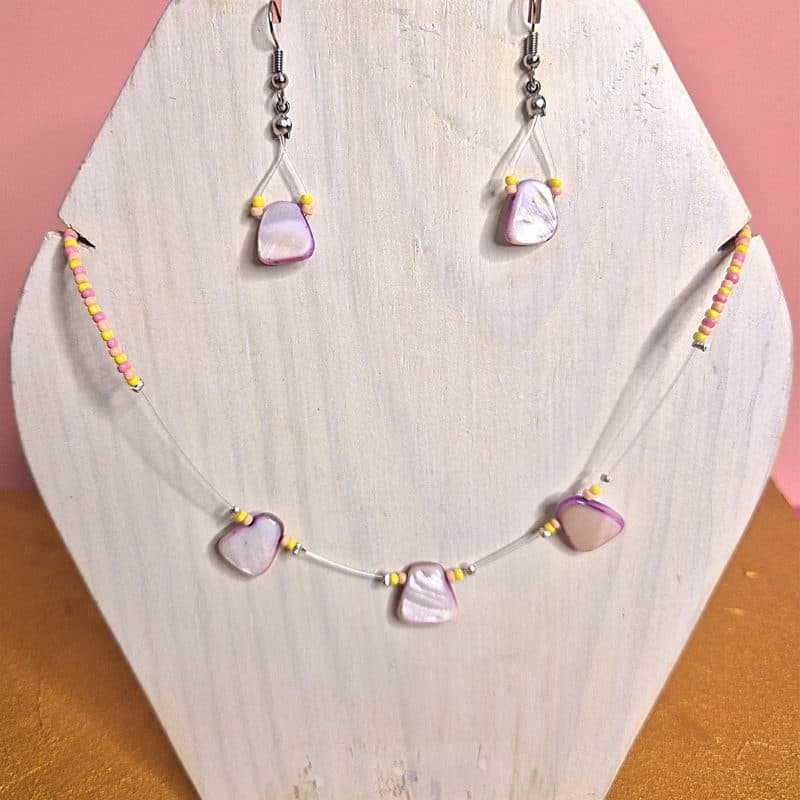 Collier de perles et boucles assorties