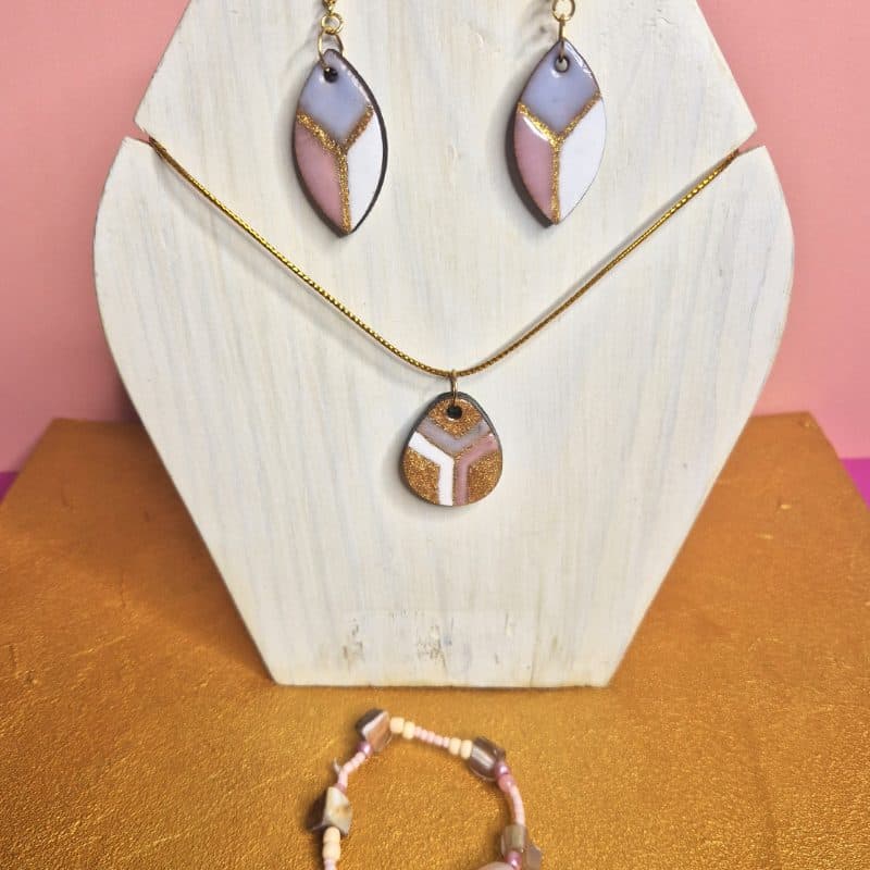Collier fin à perles nacrées